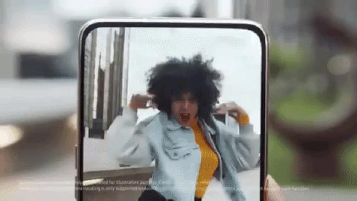 La fotocamera rotante è la novità di spicco del Samsung Galaxy A80 La fotocamera rotante del Galaxy A80 in azione in una GIF