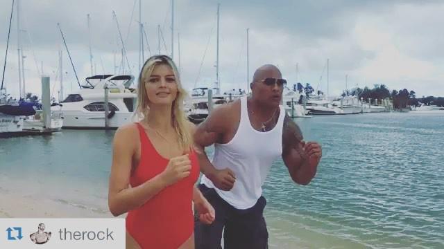 Kelly Rohrbach e Dwayne Johnson si preparano al remake di Baywatch Kelly Rohrbach e Dwayne Johnson si allenano per il remake di Baywatch