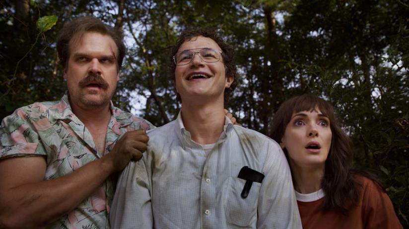 Black Widow, David Harbour interpreterà un personaggio di nome Alexei: le reazioni dei fan di Stranger Things Hopper, Alexei e Joyce in una scena della terza stagione