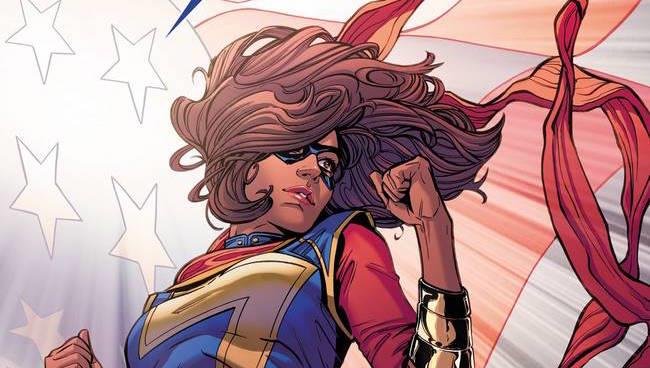 Ms. Marvel invita al voto tutti gli americani Ms. Marvel in posa di fronte alla bandiera americana