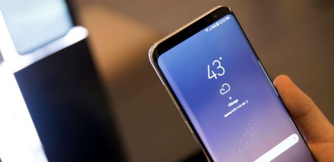 Samsung ha depositato un brevetto per un device con display da entrambi i lati Un'immagine promozionale del prossimo Samsung Galaxy 9