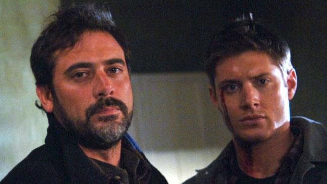Jeffrey Dean Morgan di nuovo papà Winchester? John e Dean Winchester con aria minacciosa