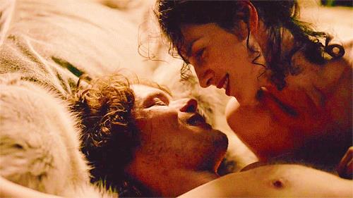 La complicità tra i due protagonisti di Outlander: Claire Randall e Jamie Fraser La complicità tra i due protagonisti di Outlander