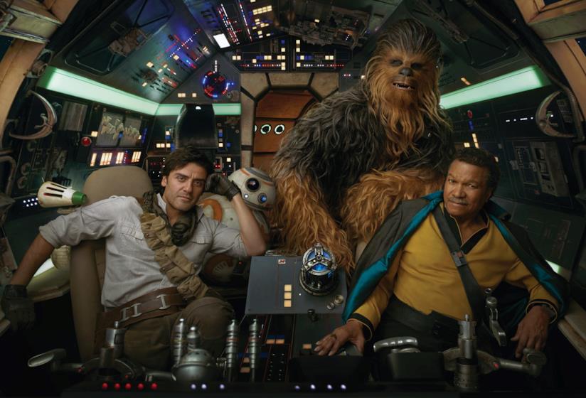 Star Wars: L'ascesa di Skywalker, le dichiarazioni di J. J. Abrams, quelle degli attori e nuove informazioni sulla chiusura della saga nel servizio di Vanity Fair Poe Dameron, il droide BB-8, Chewbacca e Lando Calrissian nell'abitacolo del Millennium Falcon
