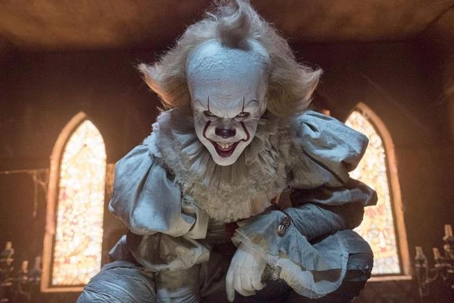 Palloncini rossi spuntano dalle fogne: la campagna promozionale di IT Il temibile clown Pennywise nel film di IT