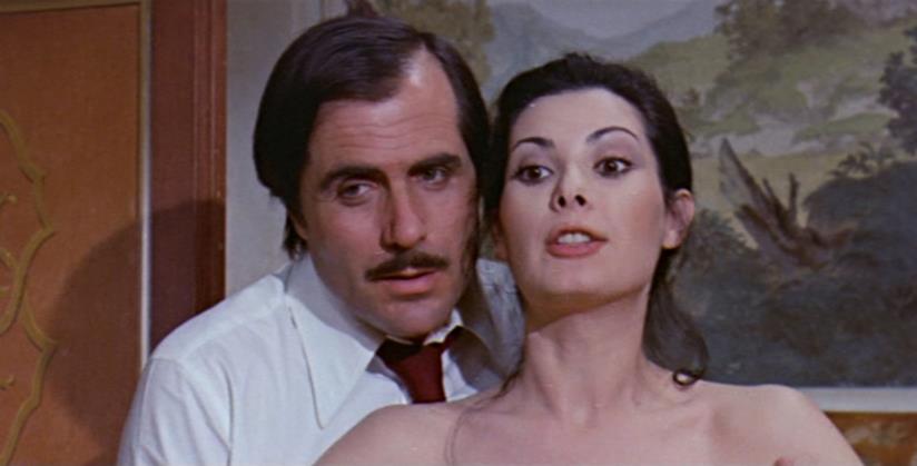 Addio a Carlo Giuffré, storico attore di teatro assieme al fratello Aldo Carlo Giuffré e Edwige Fenech in una scena di La signora gioca bene a scopa?