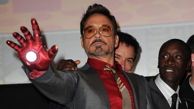 La nuova armatura di Iron Man dal set di Avengers: Infinity War Robert Downey Jr. con una parte dell'armatura di Iron Man