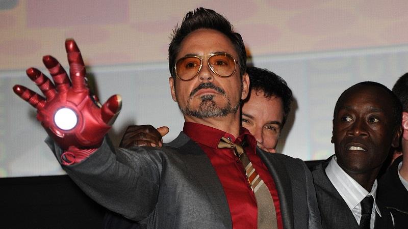 La nuova armatura di Iron Man dal set di Avengers: Infinity War Robert Downey Jr. con una parte dell'armatura di Iron Man