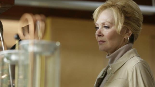 Jean Smart è Melanie Melanie ascolta la storia popolare nel terzo episodio di Legion