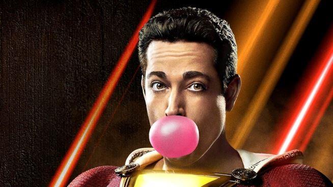 Shazam!, ecco il nuovo trailer internazionale e una divertente clip Un primo piano di Zackary Levi nei panni di Shazam nel poster ufficiale del film