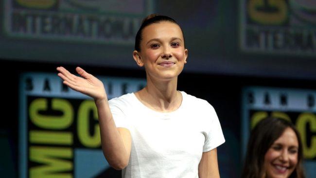 Millie Bobbie Brown scriverà la sceneggiatura di A Time Lost con la sorella Paige Millie Bobby Brown sta lavorando con la sorella a un nuovo film Netflix