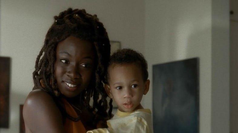 Michonne e suo figlio Andre Michonne e suo figlio Andre nel nono episodio della quarta stagione di The Walking Dead