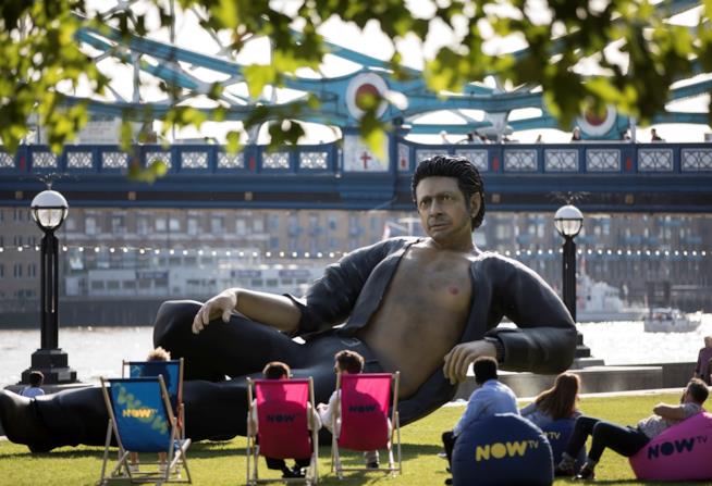 A Londra c'è una statua enorme di Jeff Goldblum a petto nudo La statua di Jeff Goldblum a Londra