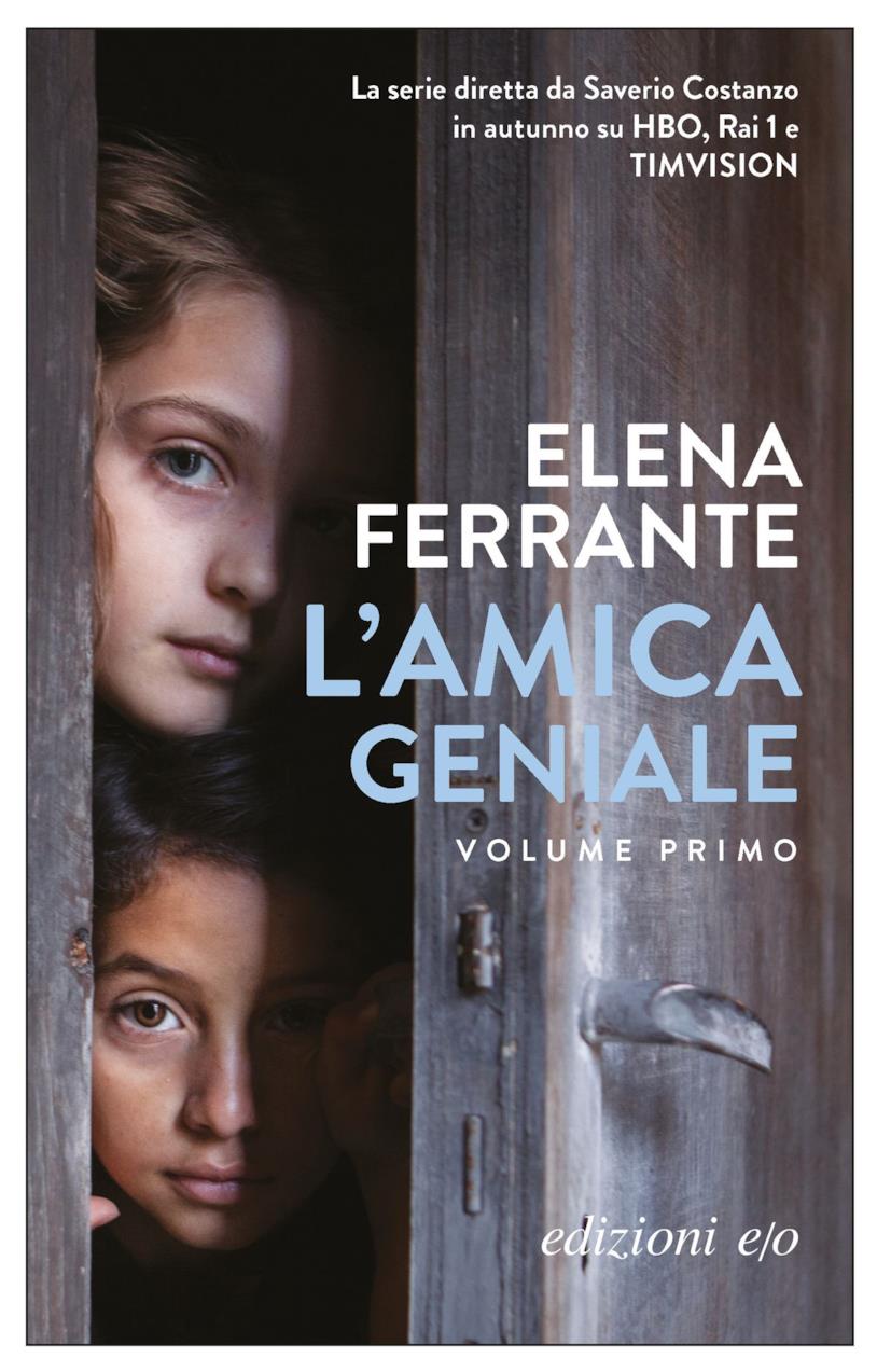 L'amica geniale Lila ed Elena che spiano da una fessura della porta
