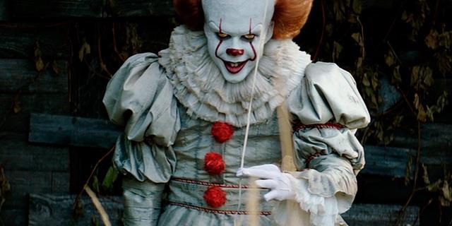 Il nuovo IT mira a un'apertura mostruosa di ben 70 milioni di dollari Bill Skarsgård nei panni di Pennywise in IT