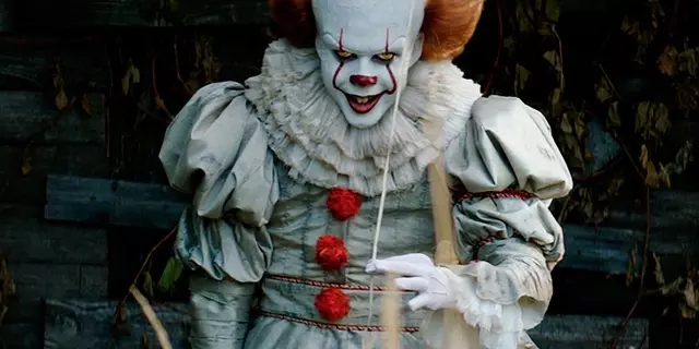 Il nuovo IT mira a un'apertura mostruosa di ben 70 milioni di dollari Bill Skarsgård nei panni di Pennywise in IT