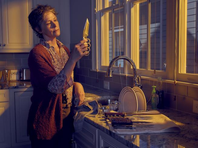 Nella terza stagione di The Walking Dead, Carol doveva morire al posto di T-Dog Carol in un'immagine promozionale della sesta stagione nella cucina di un appartamento in Alexandria