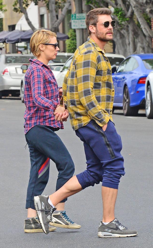 I due attori de Le regole del delitto perfetto insieme nella vita vera Charlie Weber e Liza Weil insieme a Los Angeles tenendosi per mano