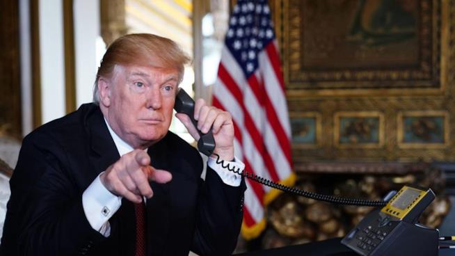 Ordine esecutivo del Presidente Trump: Huawei e altre aziende messe al bando Foto del Presidente Trump nello Studio Ovale della Casa Bianca