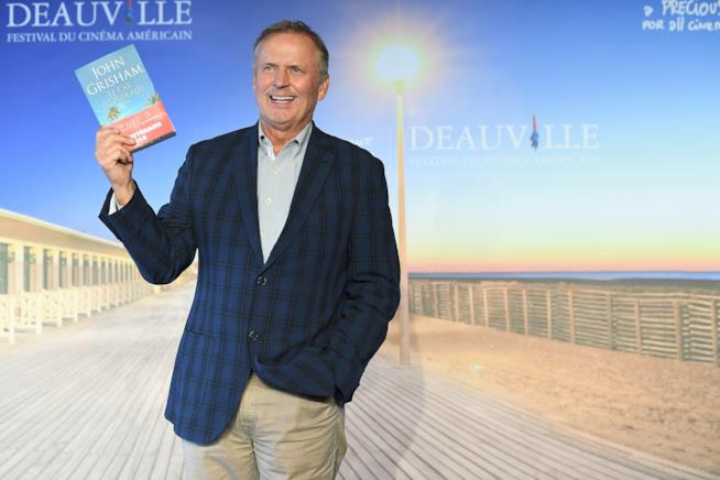I libri di John Grisham diventano delle serie TV per Hulu John Grisham con il suo romanzo in mano