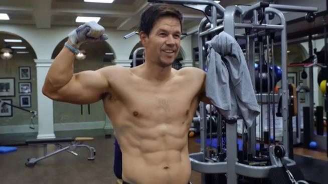 Mark Wahlberg condivide un'Instagram story in cui svela la sua routine giornaliera L'attore Mark Wahlberg durante un allenamento