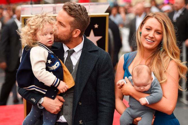 Ryan Reynolds e Blake Lively sulla Walk of Fame con le loro due figlie Primo piano di Ryan Reynolds con Blake Lively e le loro figlie