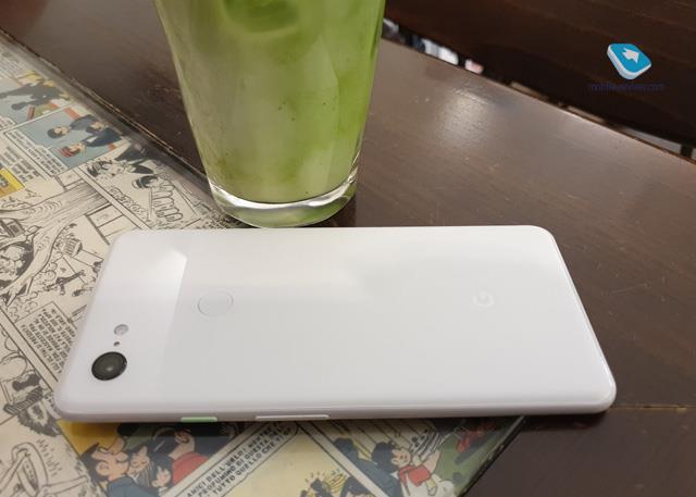 Il look total white della parte posteriore del Pixel 3 XL La parte posteriore del Pixel 3 XL