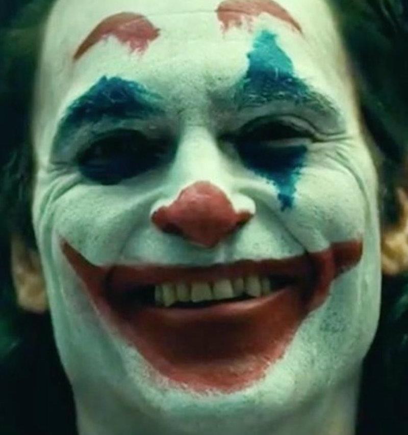 Il nuovo Joker arriverà sui grandi schermi il 3 ottobre 2019 Primo piano di Joaquin Phoenix truccato da Joker