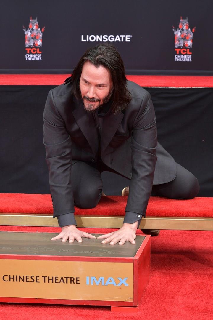 Keanu Reeves impegnato nella cerimonia delle impronte al Chinese Theatre Keanu Reeves, attore e regista canadese