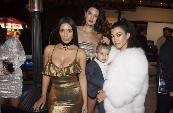 Il Christmas Party della famiglia Kardashian Le Kardashian al party di Natale