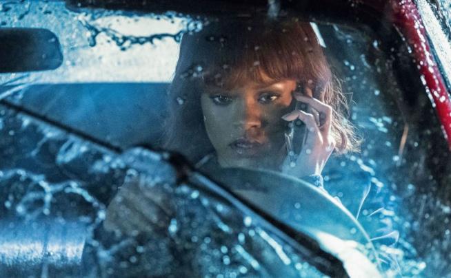 Rihanna e la sua reazione nel vedersi in TV durante Bates Motel Rihanna in una scena di Bates Motel