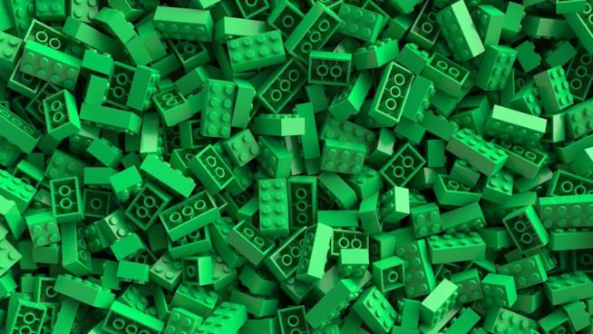 Svolta green per LEGO, introduce plastica vegetale Una montagna di mattoncini LEGO verdi