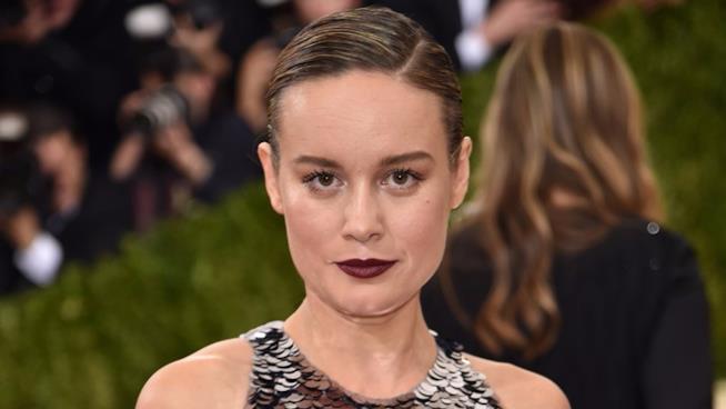 Brie Larson è stata accusata di crudeltà verso gli animali per una vecchia foto con un delfino Un intenso primo piano di Brie Larson sul red carpet