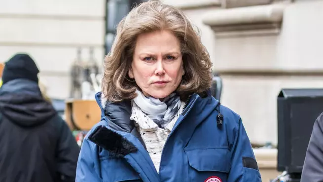 Un'irriconoscibile Nicole Kidman sul set de Il cardellino Mezzo primo piano di Nicole Kidman con trucco e costumi di scena