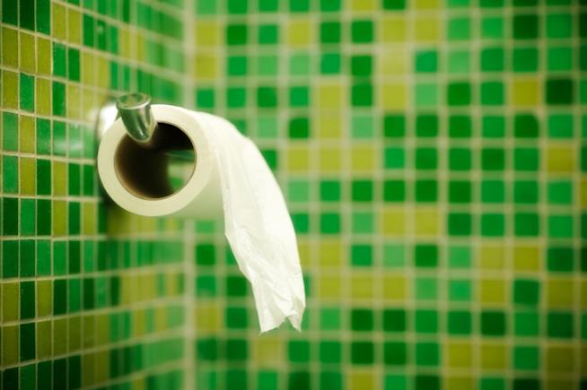 Qual è la posizione giusta per la carta igienica? Scatta il dibattito infinito Un rotolo di carta igienica nella posizione "over"