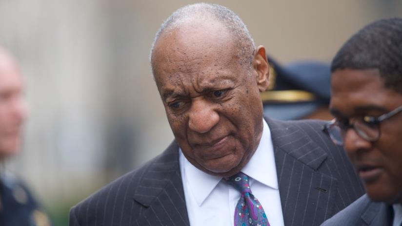 Bill Cosby condannato: l'attore rischia da 3 a 10 anni di prigione Bill Cosby durante il processo