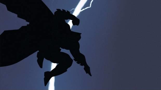 Batman è sempre terrificante Batman in ombra sospeso a mezz'aria, con un fulmine in lontananza che attraversa il cielo