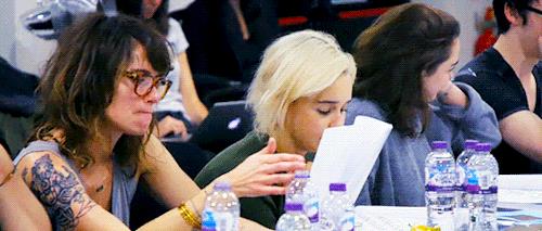 Emilia Clarke è triste per la morte di Jorah La reazione di Emilia Clarke alla morte di Jorah