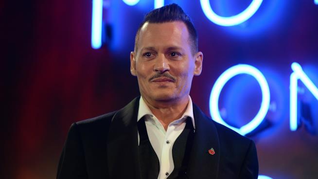 Johnny Depp: rissa sfiorata sul set del suo nuovo film? Il regista minimizza Johnny Depp alla prima di Assassinio sull'Orient Express