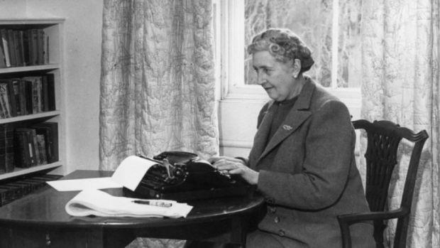 Agatha Christie scrive un romanzo Agatha Christie mentre scrive a macchina