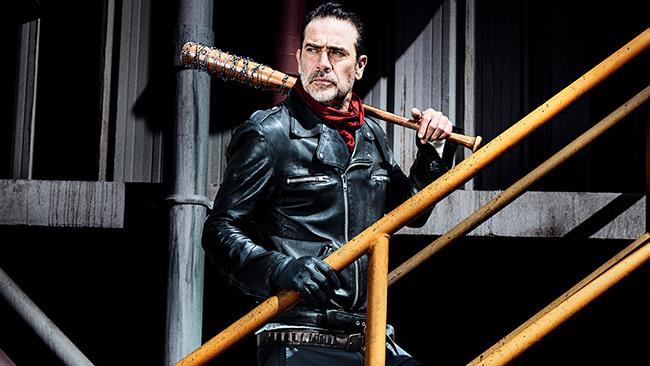 Jeffrey Dean Morgan vuole che The Walking Dead racconti il passato di Negan Jeffrey Dean Morgan è Negan in The Walking Dead 8 ritratto da Alan Clarke
