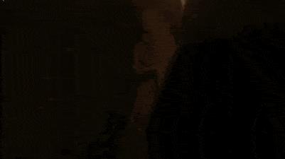Nelle GIF Jon passa a fianco della statua della madre Lyanna GIF del teaser di GoT 8 con Jon che cammina a fianco della statua della madre Lyanna