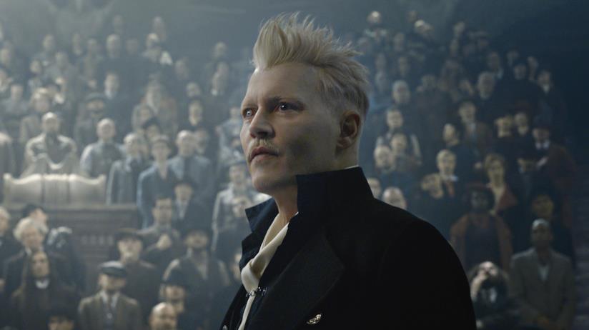 In una delle scene eliminate di Animali Fantastici 2 scopriamo il passato di Silente e Grindelwald Johnny Depp è il mago oscuro Grindelwald