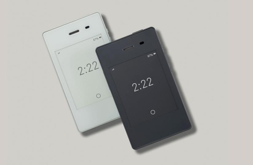 Light Phone 2 ha più funzionalità del precedente modello, ma molte meno di uno smartphone comune Light Phone 2 ci tiene disconnessi, ma senza l'ansia di essere alla deriva