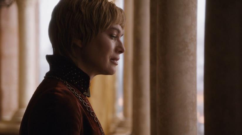 Cersei Lannister tra le mura di Approdo del Re Cersei Lannister sogghigna e beve una coppa di vino