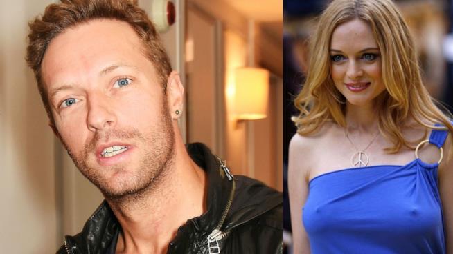 Chris Martin pizzicato in spiaggia con Heather Graham Primo piano di Chris Martin e Heather Graham