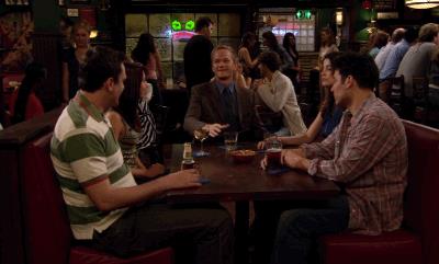 How I Met Your Mother: quante curiosità conosci sulla serie? Ted, Marshall, Lily, Robin e Barney bevono una birra al MacLaren's Pub