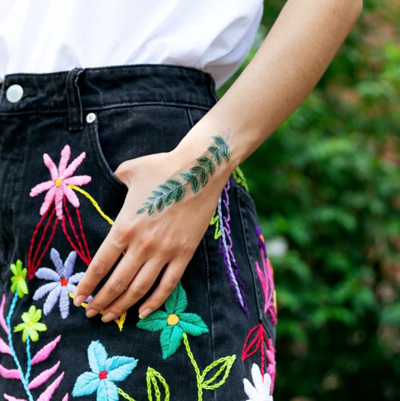 Il sito Tattly vende tatuaggi temporanei che sembrano ricami I tatuaggi temporanei ricamati acquistabili su Tattly