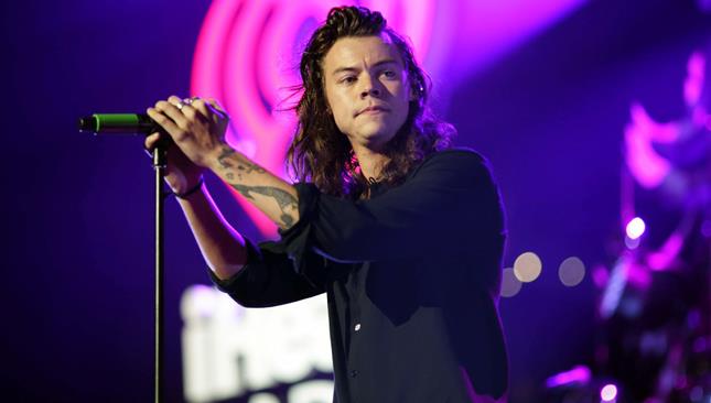 Harry Styles ha cambiato look e tagliato i capelli per lavoro, ma è andato in crisi Harry Styles sul palco quando aveva ancora i capelli lunghi