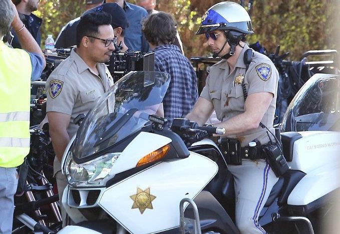 Dax Shepard e Michael Peña sul set di CHiPs Un'immagine dal set del remake di CHiPs